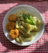 Kyllingenuggets m. pasta m. squash-basilikumsauce