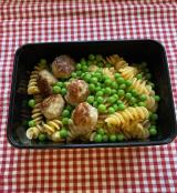 Minifrikadeller m. pasta m. pesto og ærter